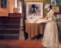 Interior Mujer joven en una mesa William Merritt Chase